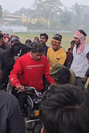 रास्ते में बाइक पर सुधीर को लादा और अस्पताल के लिए निकले। लेकिन रास्ते में ही सुधीर की मौत हो गई।