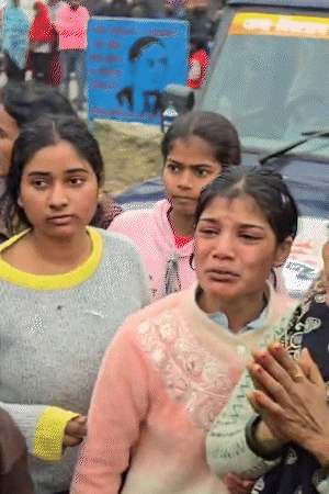 SSP राजकरन नय्यर को देखते ही छात्र की मां उनके पैरों पर गिर गई। SSP ने उन्हें उठाया। इसके बाद मां ने रोते हुए कहा- जान के बदले जान चाहिए।