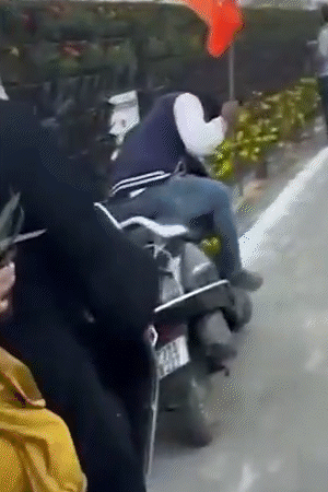 तस्वीर में स्कूटी पर भाजपा का झंडा लगाकर युवक चोरी करता नजर आ रहा है।