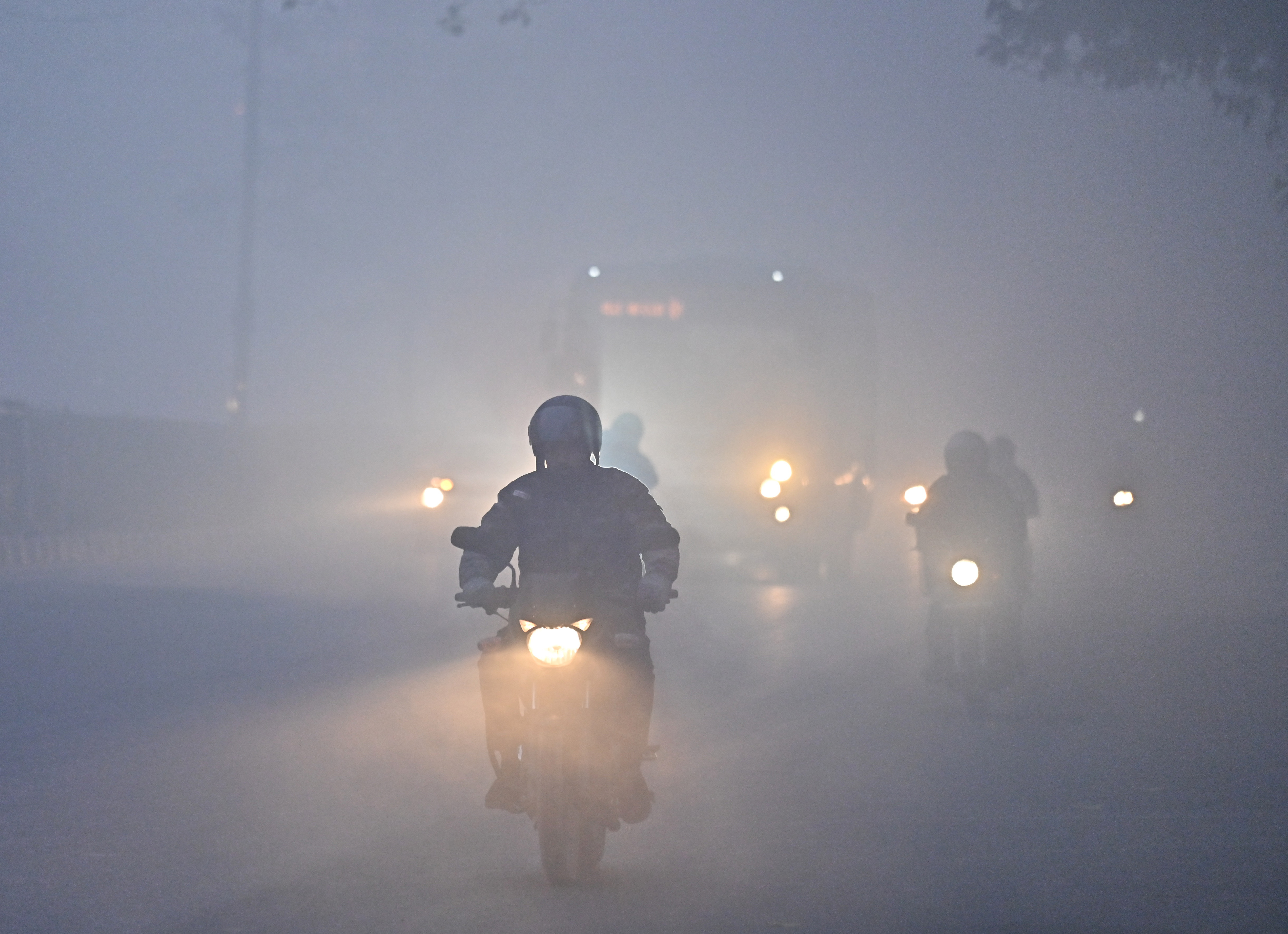 दिल्ली में कोहरे के कारण यातायात प्रभावित हो रहा है।