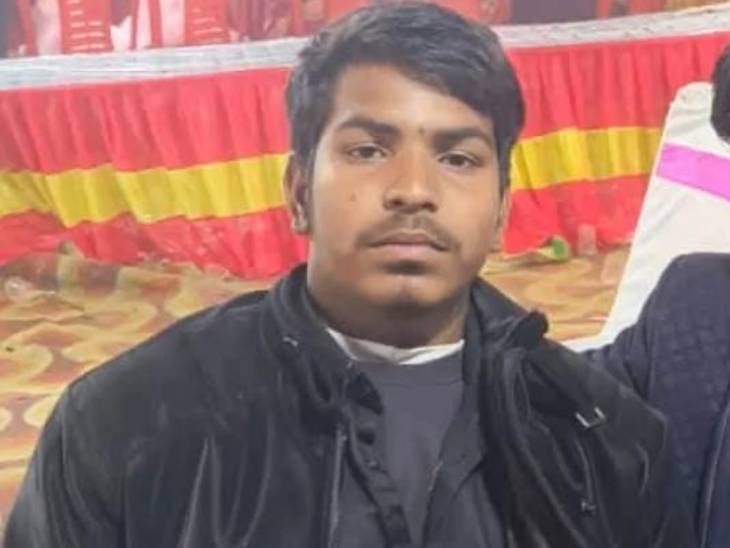 सुधीर भारती कोऑपरेटिव इंटर कॉलेज में 11वीं में पढ़ता था।