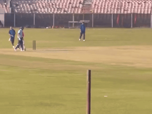 पुल शॉर्ट लगाते रोहित शर्मा।