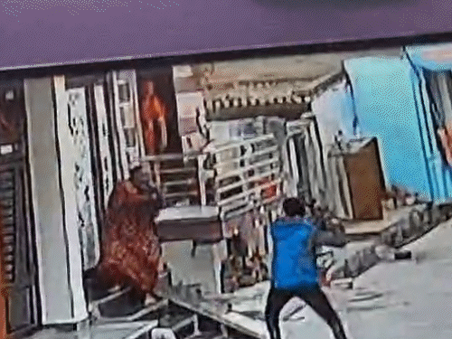 सास पर तलवार से हमला करता आरोपी दामाद। हमले में सास के हाथ और पैर में कई जगह चोट लगी है।