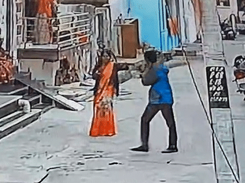 खून से सनी तलवार लेकर घूमता रहा आरोपी दामाद।