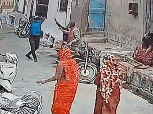 हमले के दौरान वहां मौजूद लोगों ने बीच बचाव का प्रयास किया, लेकिन वह लगातार हमला करता रहा था।