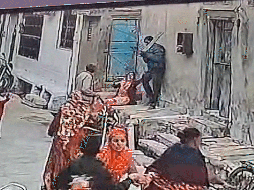 ससुर जब बीच बचाव करने आए तो आरोपी ने उनके सिर पर तलवार से हमला कर घायल कर दिया।