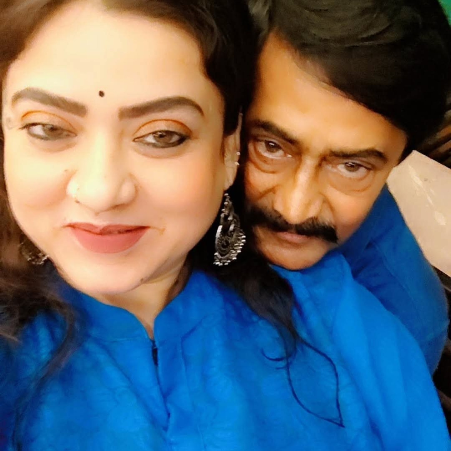 इस फोटो में पल्लवी, दीपक जोशी के काफी करीब दिख रही हैं।