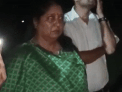 रिजॉर्ट को ढहाने के दौरान मौके पर मौजूद विधायक रेणु बिष्ट।