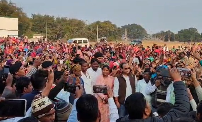 चेकडैम शिलान्यास के दौरान जुटी लोगों की भीड़।