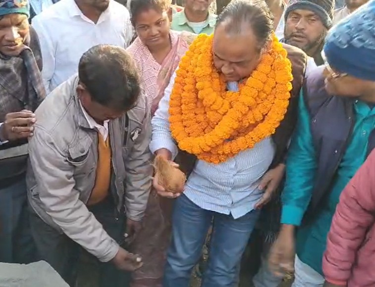 स्वास्थ्य मंत्री डॉ. इरफान अंसारी ने लगभग 55 लाख रुपए की लागत से बनने वाले चेकडैम का शिलान्यास किया।