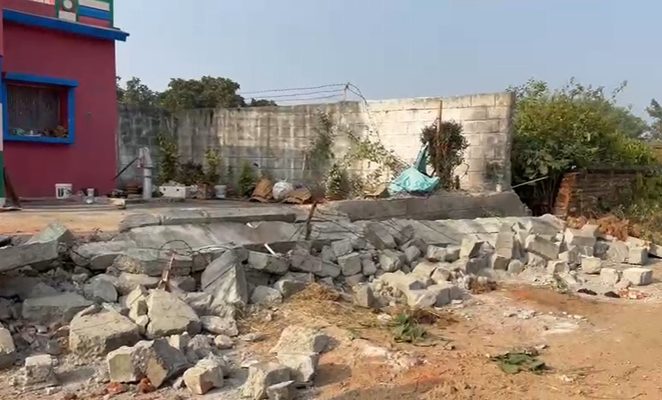 हल्ला सुनकर आसपास के ग्रामीण‎ पहुंचे तो आरोपी जेसीबी मशीन ‎लेकर भाग निकला।‎