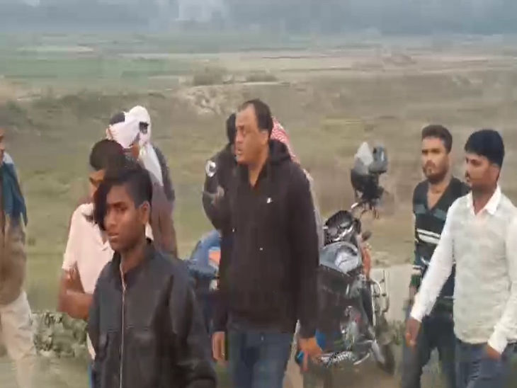 घटनास्थल पर जांच करने पहुंचे SP।