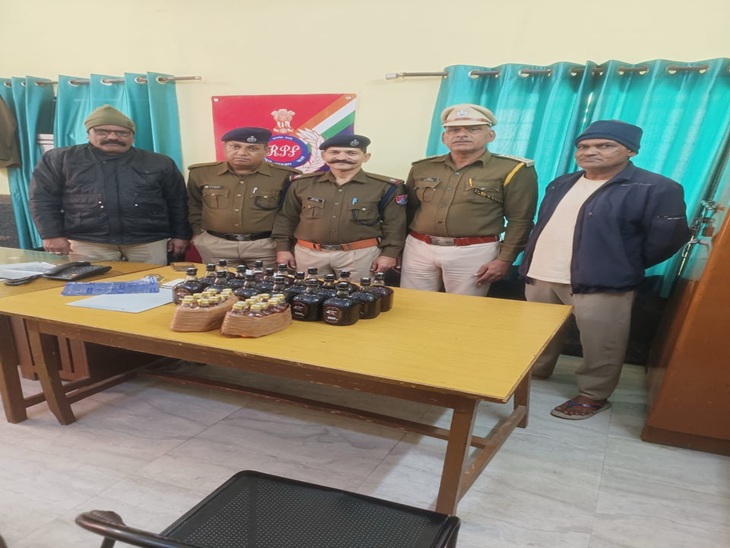 4 जगहों पर कार्रवाई में 1600 लीटर वॉश, 4 भट्टियां और 56 लीटर हथकड़ शराब बरामद की गई।
