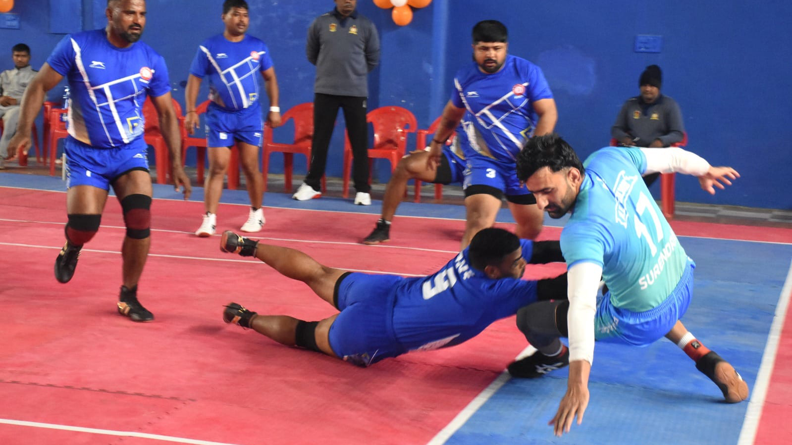 प्वाइंट के लिए जी जान लगाते खिलाड़ी