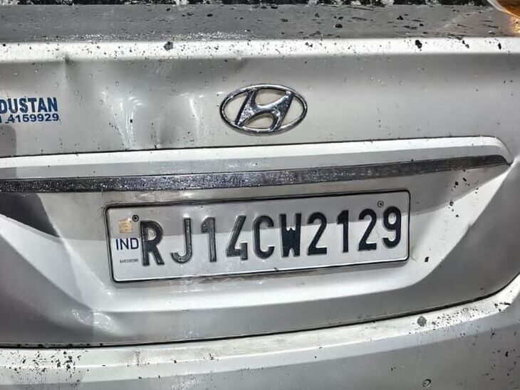 कार में अचानक आग लगने पर सभी लोगों ने उतर कर जान बचाई। कार सीएनजी बेस्ड थी।