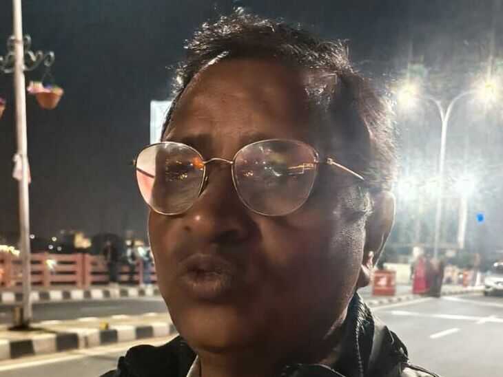 गाड़ी मालिक मुकेश कुमार गुप्ता कार चला रहा था। मुकेश जनता कॉलोनी से जवाहर सर्किल हॉस्पिटल जा रहा था। गाड़ी में मुकेश का दोस्त और दोस्त की पत्नी मौजूद थी।