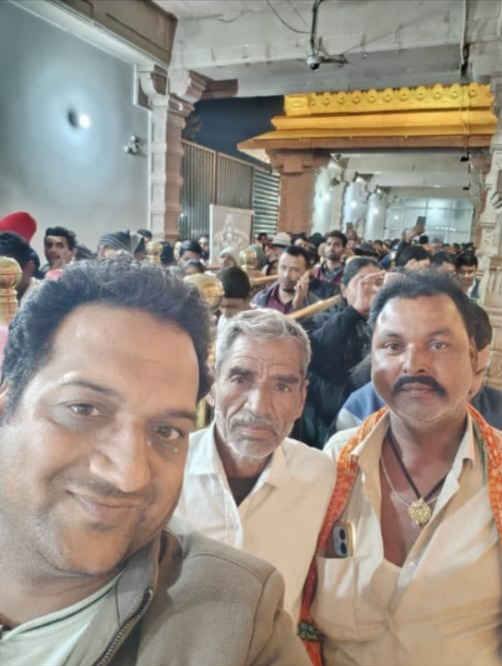 आखिरी सेल्फी : सांवलिया सेठ मंदिर में ली गई यह सेल्फी पिंकेश और गोवर्धन के लिए आखिरी साबित हुई। बायें से पिंकेश और गोवर्धन। तीसरा शख्स राय सिंह घायल है।