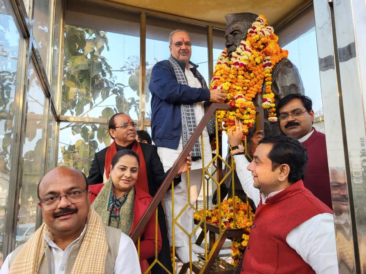 क्लार्क अवध होटल में नए प्रदेश अध्यक्ष का स्वागत समारोह चल रहा था, उस समय इस समारोह से अंजान BJP के वेस्ट UP अध्यक्ष सत्येंद्र सिसोदिया हापुड़ में निवर्तमान प्रदेश अध्यक्ष चौधरी भूपेंद्र सिंह के साथ चौधरी चरण सिंह की जयंती मना रहे थे।