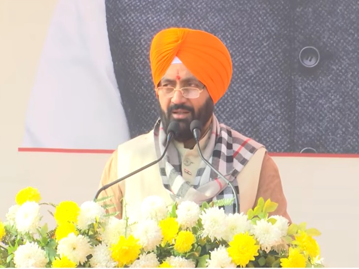 राखी गढ़ी में जन समूह को संबोधित करते हुए सीएम नायब सैनी।