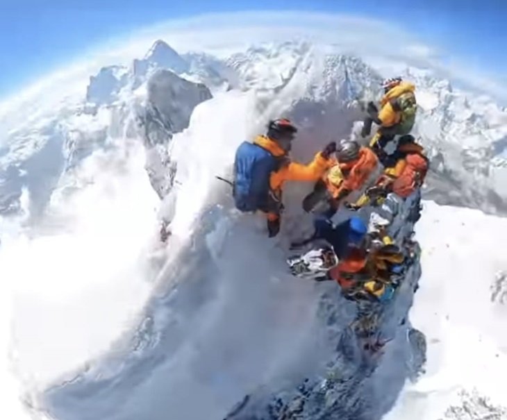 भारतीय पर्वतारोहियों ने पिएद्रा ग्रांडे रिफ्यूज से जमापा ग्लेशियर रूट के जरिए चढ़ाई शुरू की और खतरनाक रास्ते पार करके चोटी पर पहुंचे।