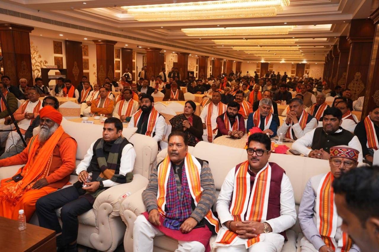 रामवीर ठाकुर खुद मंच पर नहीं बैठे लेकिन कार्यक्रम के आयोजक रामवीर ठाकुर ही थे।