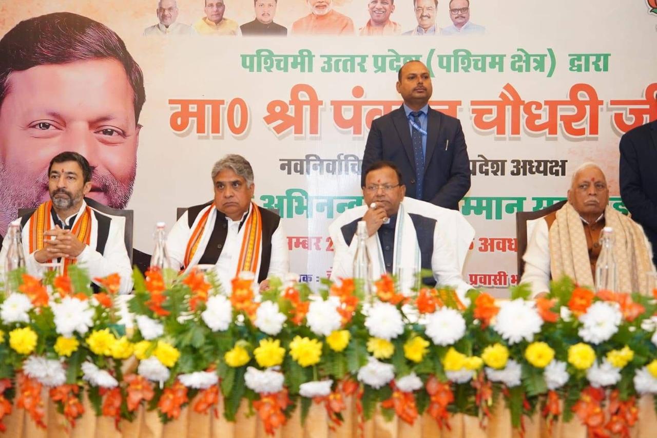 ये तस्वीर 23 दिसंबर की लखनऊ के क्लार्क अवध होटल में आयोजित कार्यक्रम की है।