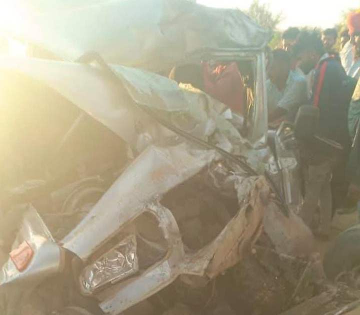 कातर और तेहनदेसर के बीच ट्रेलर से भिड़ंत के बाद क्षतिग्रस्त कार।