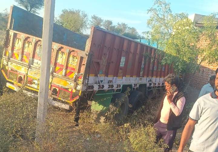 कार से भिड़ंत के बाद ट्रेलर सड़क से नीचे उतर गया।