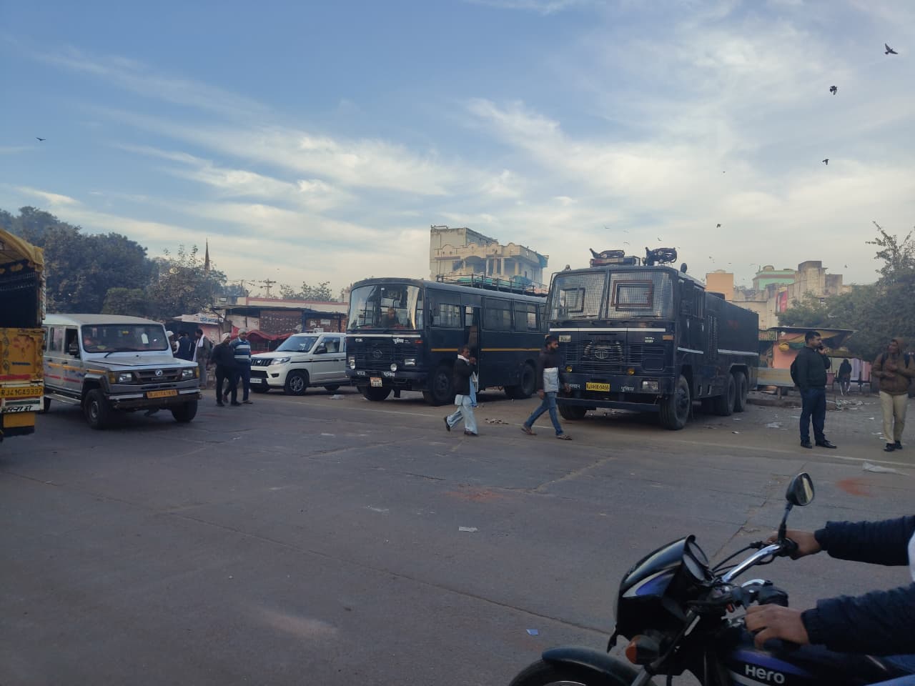 सुबह-सुबह हुए विवाद के बाद जयपुर से भी अतिरिक्त फोर्स जयपुर भेजी गई है