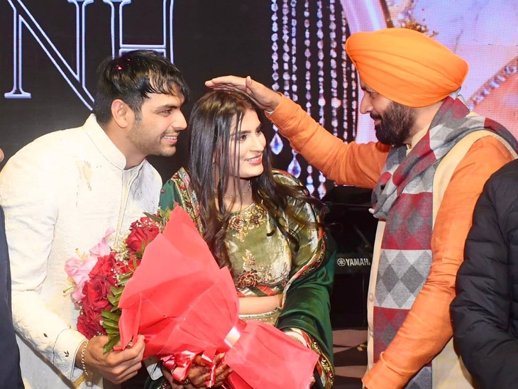 सीएम नायब सैनी नव दंपती को आशीर्वाद देते हुए।