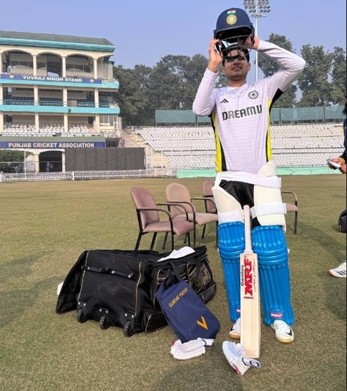 स्टेडियम में प्रेक्टिस करने के लिए हेलमेट लगाते शुभमन गिल।