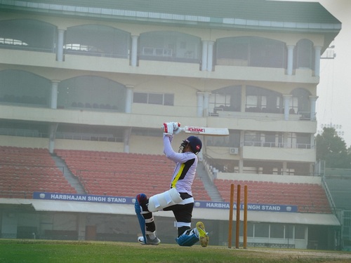 मोहाली के आईएस बिंद्रा क्रिकेट स्टेडियम में शॉट खेलते गिल।
