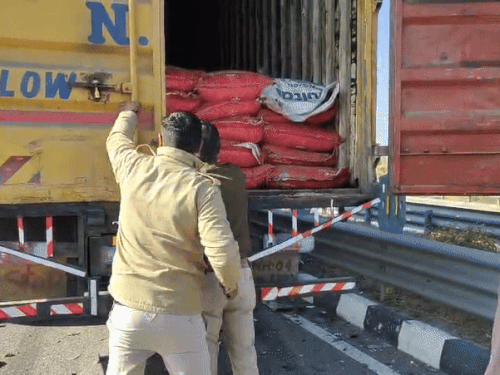 नारनौल में कंटेनर की जांच करती पुलिस