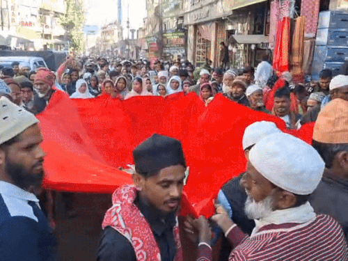 दरगाह में उर्स के दौरान चादर लेकर आने वाले जायरीनों का तांता लगा हुआ है।