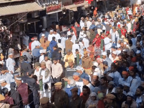 शुक्रवार को जुमा के कारण दरगाह व आस पास के क्षेत्र में जायरीनों की भीड़ बढ़ गई है।