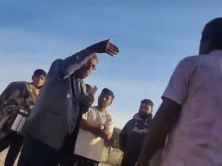 ग्रामीणों से बहस करता ठेकेदार भवानी सिंह। इस दौरान ठेकेदार ने गालियां दी और ग्रामीणों को धमकाया।