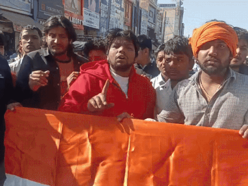 नारनौल में प्रदर्शन करते हुए गोरक्षा दल के सदस्य