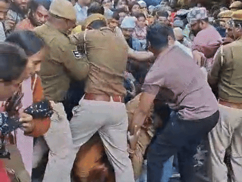 नमाज के बाहर निकलते समय कुछ जायरीन गिर गए और पुलिस ने उनको भीड़ से बचाकर सकुशल निकाला।