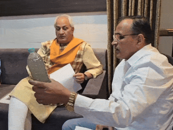 सांसद ने तेल खनन के दौरान निकलने वाले अपशिष्ट पदार्थ टांकों और हैडंपप में पहुंचने की जानकारी दी।