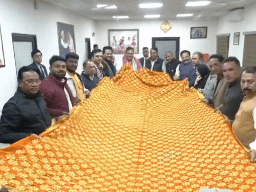 मुख्यमंत्री भजनलाल शर्मा ने मुख्यमंत्री निवास में दरगाह के लिए चादर भाजपा अल्पसंख्यक मोर्चा के प्रदेशाध्यक्ष हमीद खान मेवाती के नेतृत्व में प्रतिनिधि मण्डल को सौंपी