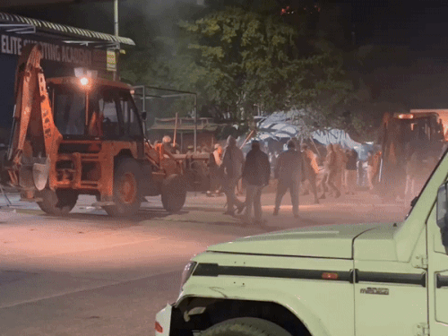 स्थानीय लोगों ने बताया कि गुरुवार शाम को पुलिस-प्रशासन की समझाइश के बाद मामला शांत हो गया था, लेकिन सुबह अचानक विरोध शुरू हो गया।