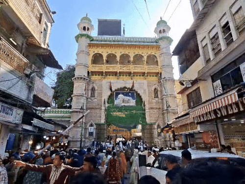 अजमेर दरगाह परिसर में जायरीनों की आवाजाही बड़ी संख्या में हो रही है।