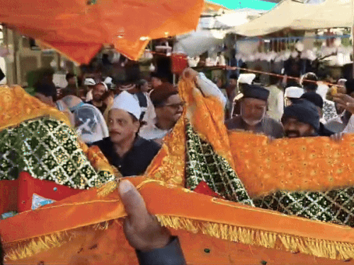 दरगाह उर्स के दौरान मजार शरीफ पर मखमली चादरें, गुलाब के फूल पेश करने का सिलसिला जारी है।