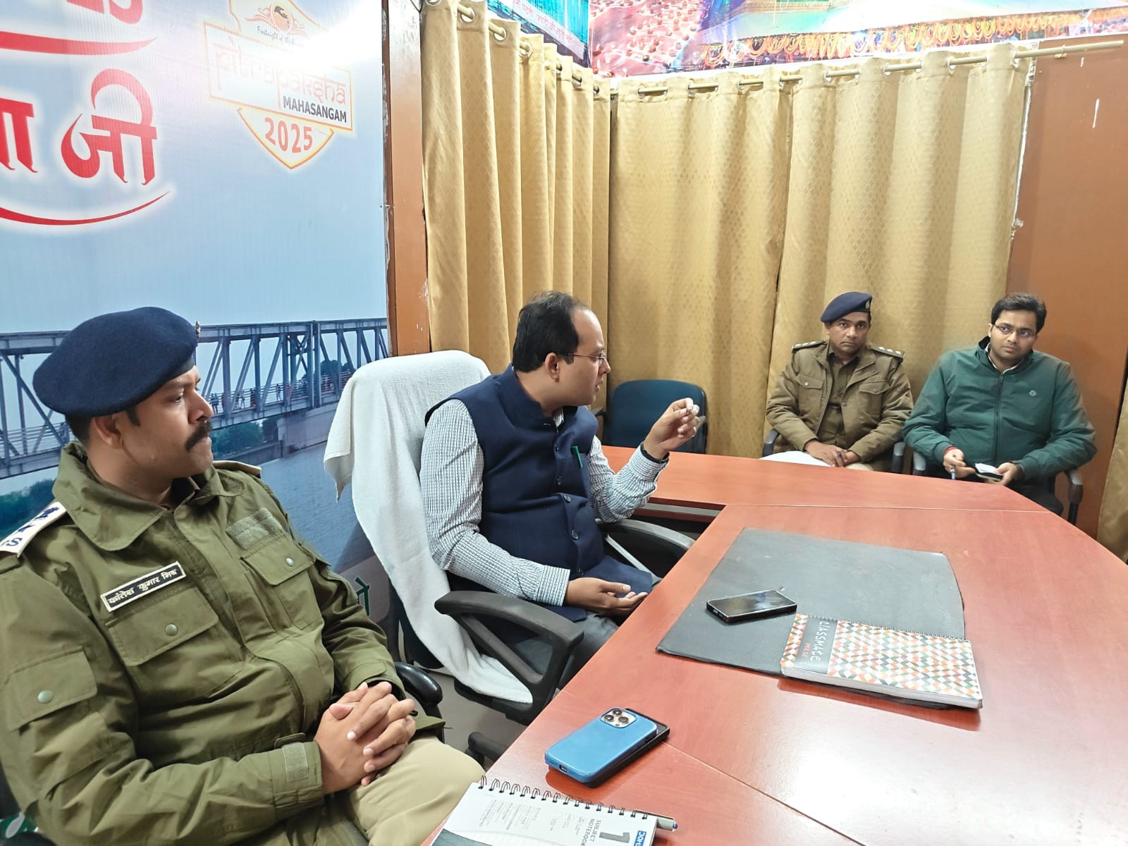 गयाजी के एसएसपी ने बताया कि गया ने बताया कि विष्णुपद स्थित संवाद सदन कार्यालय के ग्राउंड फ्लोर पर कंट्रोल रूम संचालित किया जा रहा है