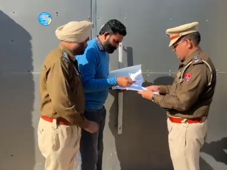 नशा तस्कर की संपत्ति फ्रीज, घर पर नोटिस चस्पा:  मानसा की सरदूलगढ़ पुलिस की कार्रवाई, आरोपी पर 7 मुकदमे दर्ज हैं – Mansa News