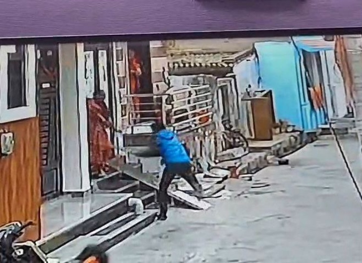 सीसीटीवी फुटेज में शुक्रवार शाम को आरोपी अपनी सास पर तलवार से वार करते नजर आया।