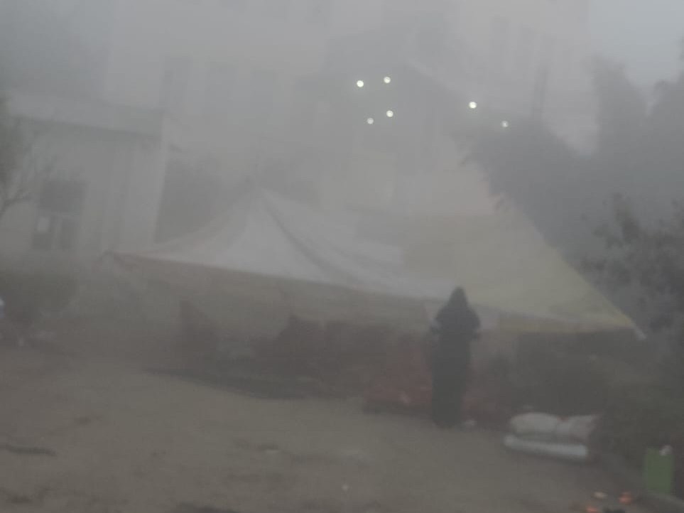 खुशी नर्सिंग कॉलेज में घने कोहरे के बीच अल सुबह चल रहा छात्राओं का धरना।