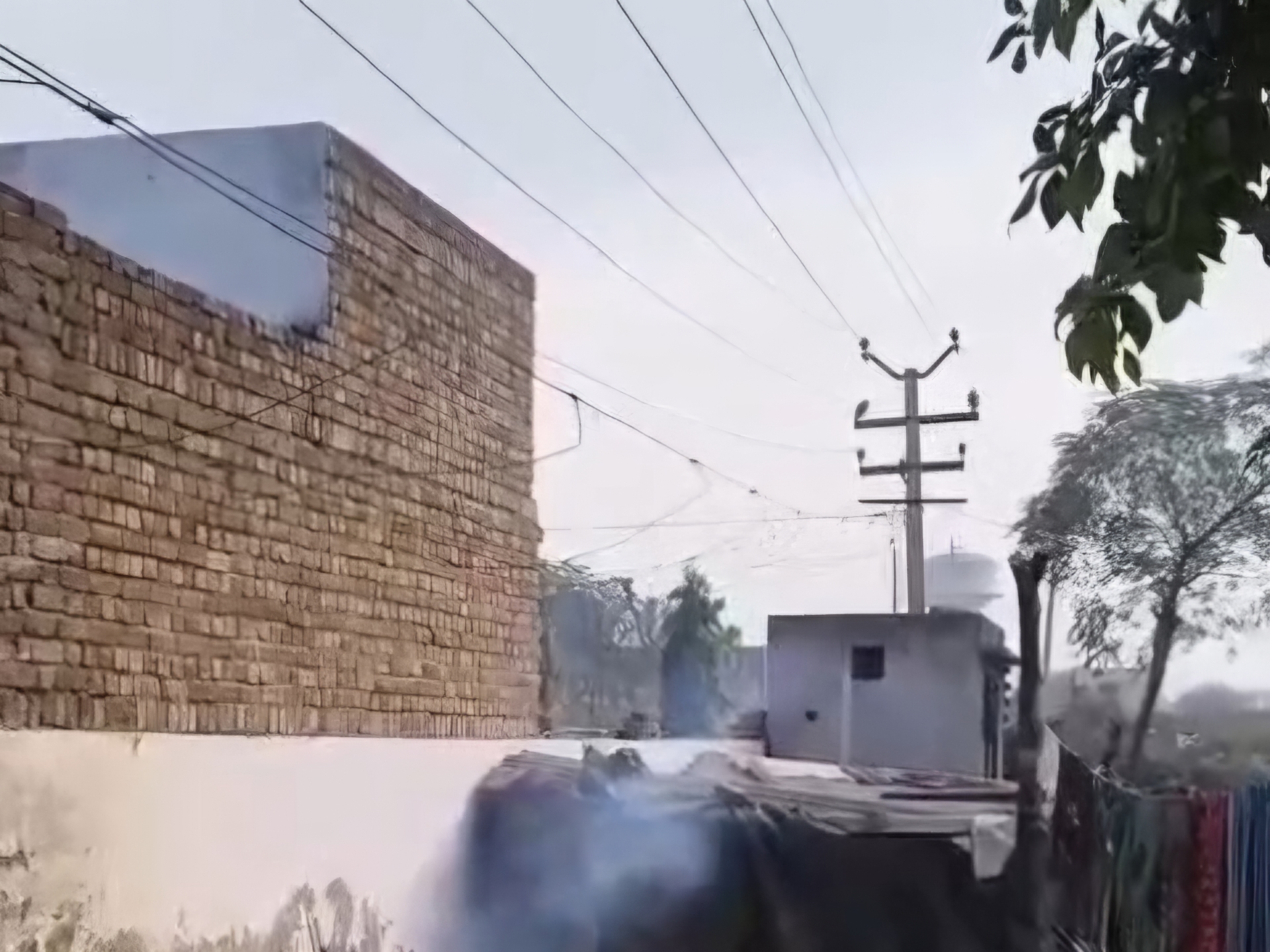 घरों के उपर से जाती बिजली की लाइनें