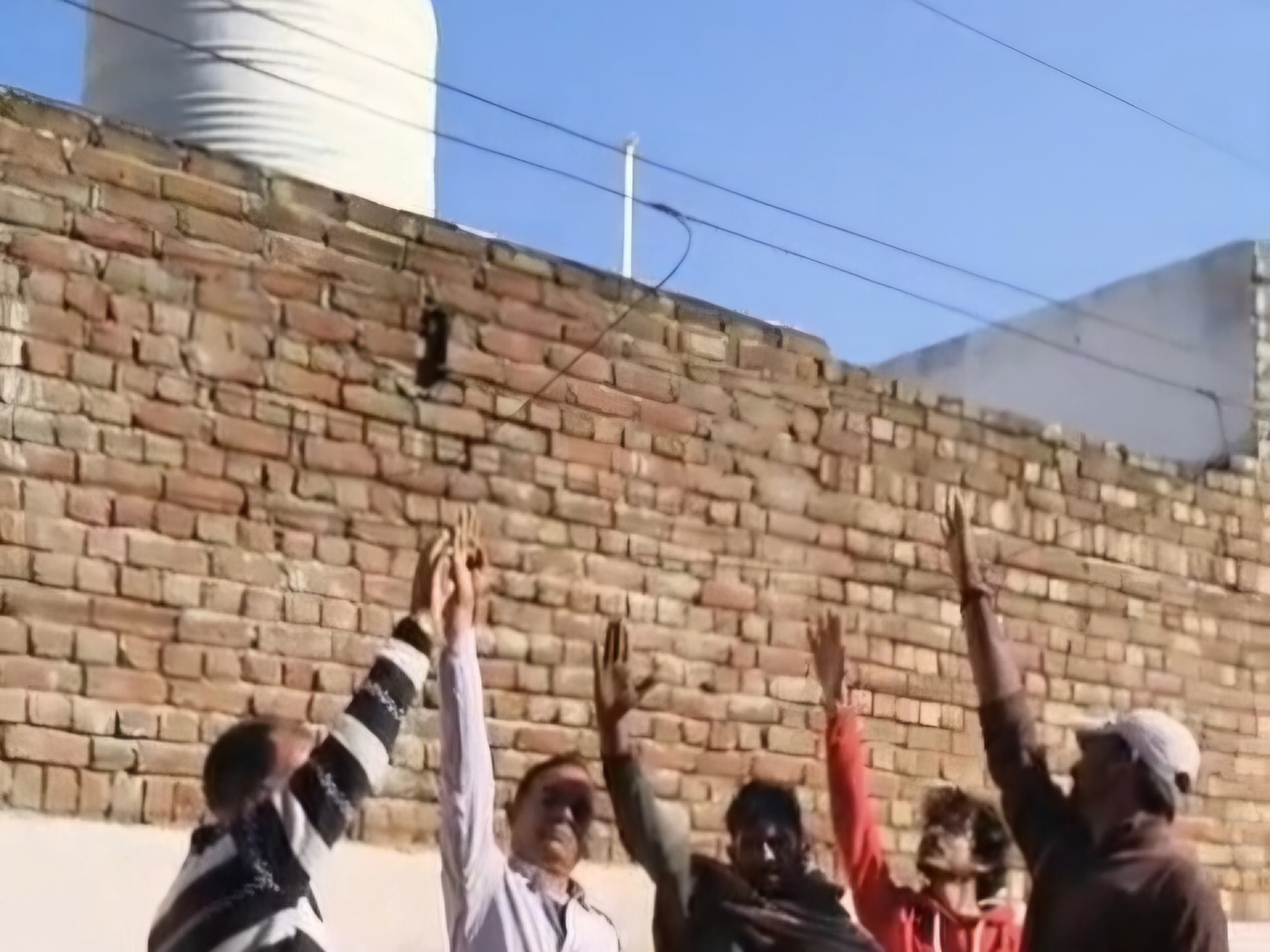 लोगों से सिर्फ 2 हाथ ऊपर बिजली की लाइन