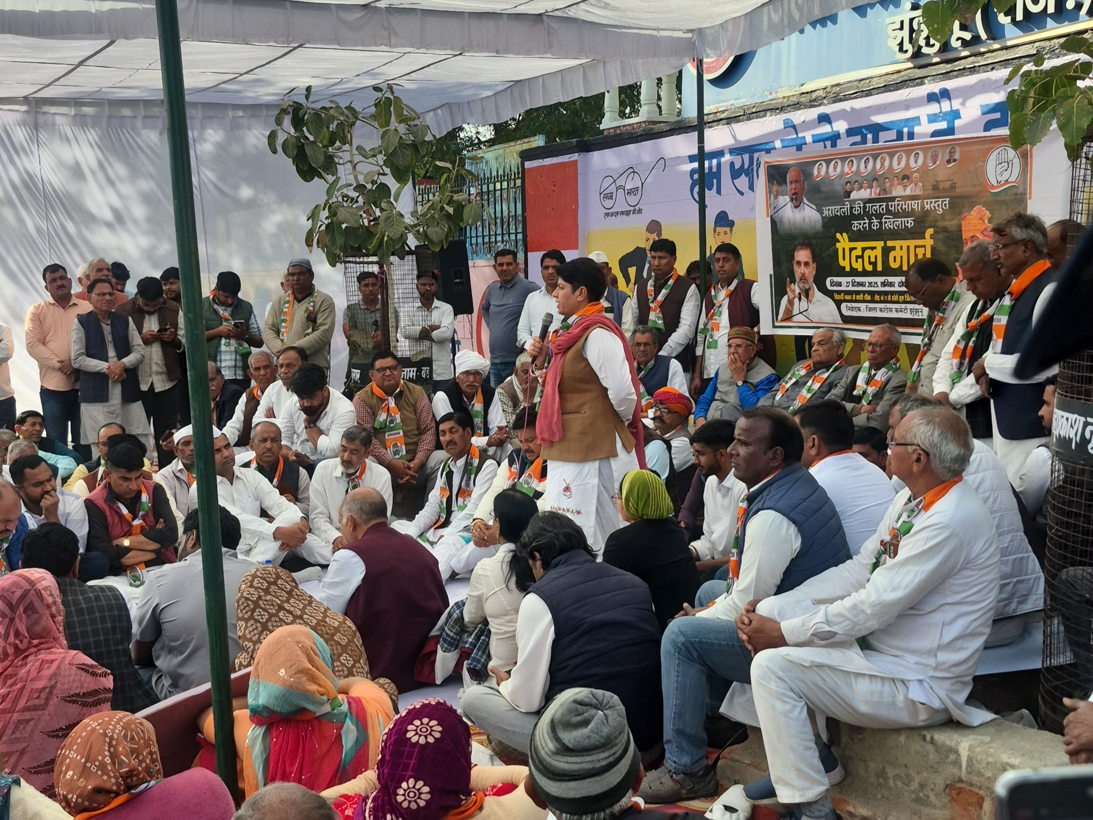 रैली में शामिल भीड़